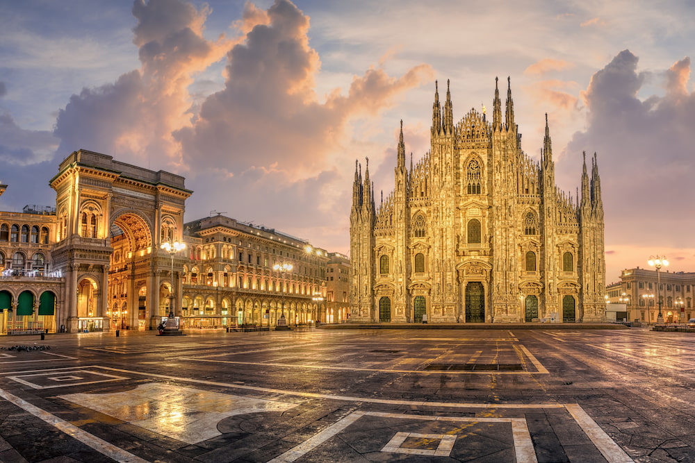 Vista panoramica di Piazza del Duomo con il Duomo di Milano, il Duomo di Milano e la Galleria Vittorio Emanuele II, Italia, all'alba. Il Duomo di Milano è una delle chiese più grandi del mondo.